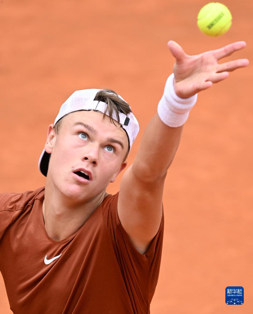 领头羊骑士力挫西部第二灰熊 勇士胜小牛夺NBA三连胜.